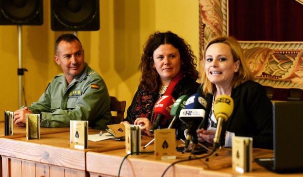 De izquierda a derecha: el coronel jefe del 4º Tercio, Francisco García-Almenta; la alcaldesa de Ronda, Teresa Valdenebro y la delegada de Deportes, María José Sánchez
