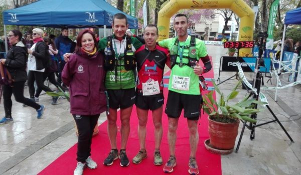 La delegada de Deportes, María José Sánchez, junto a los tres primeros clasificados de la ultra trail