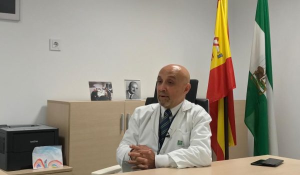 El médico y nuevo director gerente del Área Sanitaria de la Serranía ha desempeñado su labor tanto en el ámbito público como en el privado durante las últimas tres décadas.
