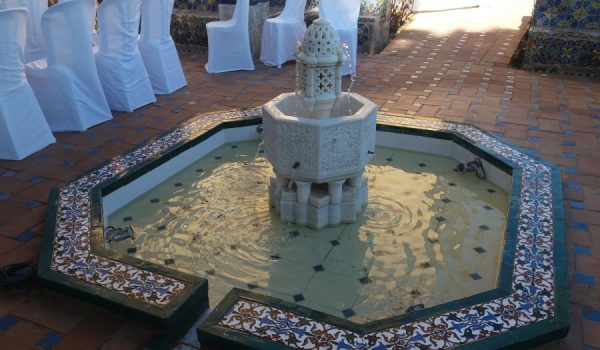 La Duquesa de Parcent trasladó a principios del siglo XX la fuente desde su palacio de París.