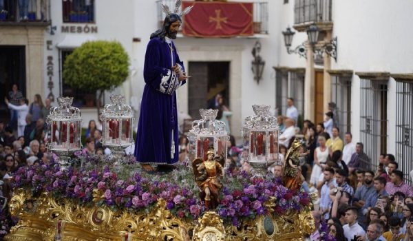 La Hermandad de Los Gitanos estrenaba túnica para Nuestro Padre Jesús de la Salud.