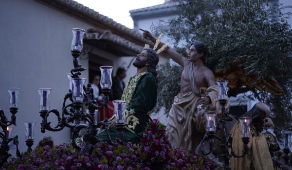 Las órdenes del capataz Francisco Pérez lograron una exitosa salida del paso de misterio de la Iglesia de Santa Cecilia.