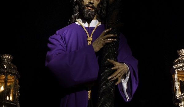 Nuestro Señor del Perdón estrenaba túnica confeccionada por el taller de bordados Jesús Rosado Borja, así como la restauración de sus potencias y guion sacramental.
