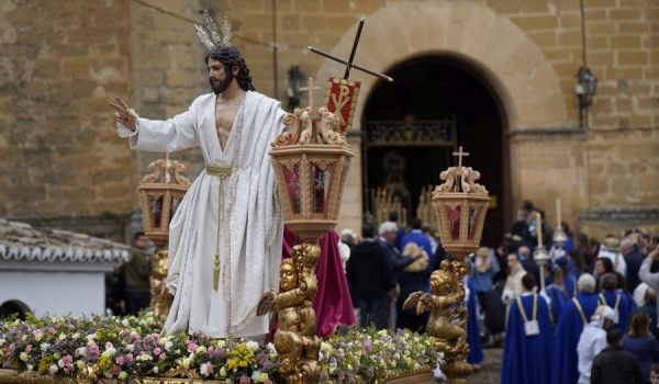 La expectación se vivía a las puertas de la Iglesia del Espíritu Santo momentos previos al traslado de los titulares del Cristo Resucitado y Nuestra Señora de Loreto.