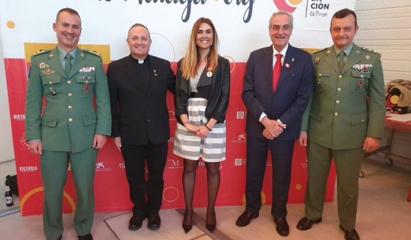 De izquierda a derecha: el coronel jefe del 4º Tercio, Francisco García-Almenta; el Presidente de la Cáritas Castrense Parroquial de Ronda-Legión, el páter Eloy Fraile; Luis Merino, presidente de la Fundación El Pimpi; Rocío González, gerente de este colectivo y el teniente coronel Juan Antonio Soto