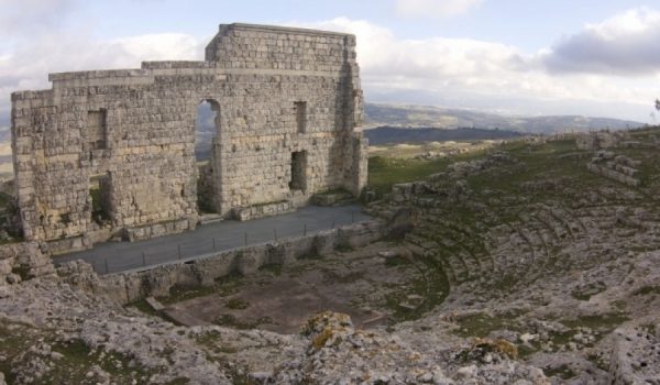 Algunas de estas piezas, según los arqueólogos oficiales, se asemejaban a las existentes en la antigua ciudad romana de Acinipo en el siglo I d.C.