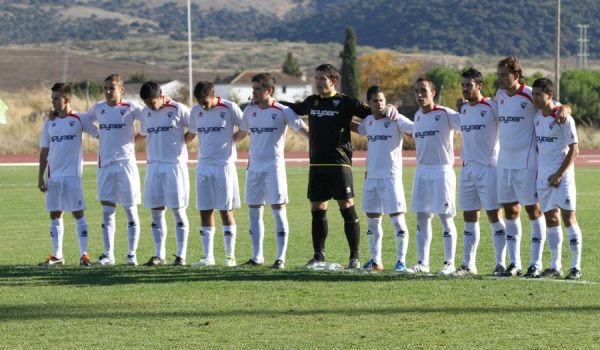 Los jugadores rondeños, durante el minuto de silencio en memoria de la madre de su preparador físico, Manuel Dorado.