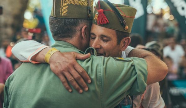 Joan Marc Falcó, abrazando a su llegada a meta al general Marcos Llago, jefe de la Brigada de La Legión