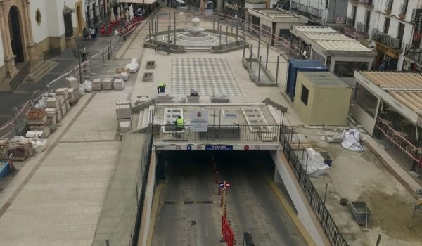 El delegado de Obras y Urbanismo explica que la zona de mesas y sillas presente en la plaza no se ha visto afectada por los trabajos.