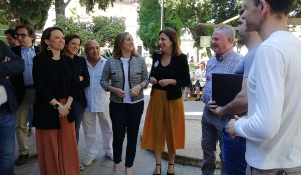 La consejera de Fomento a su llegada a Ronda en un primer encuentro con miembros de la Plataforma Autovía Ronda Ya.