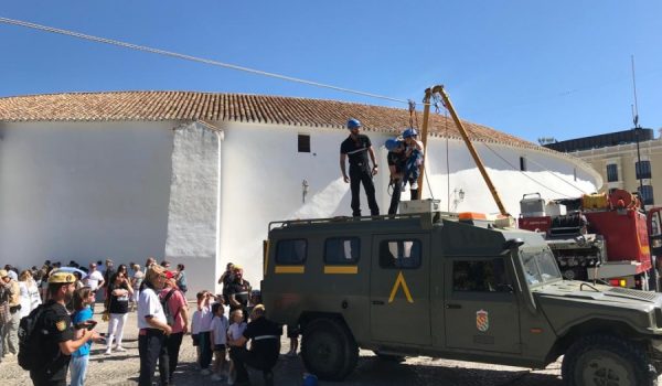 Los alumnos prueban los medios de rescate de la UME en el Paseo de Blas Infante.