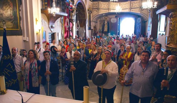 La comitiva realizó su tradicional visita a la Patrona de Ronda en su santuario, donde fueron frecuentes los rezos y cánticos.