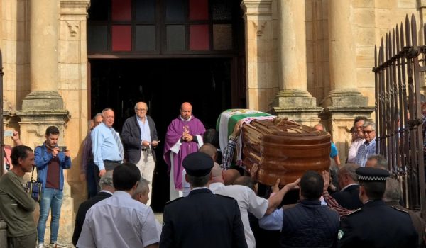 Llegada del féretro que porta a Marín Lara instantes previos a la misa funeral oficiada por el reverendo Salvador Guerrero.