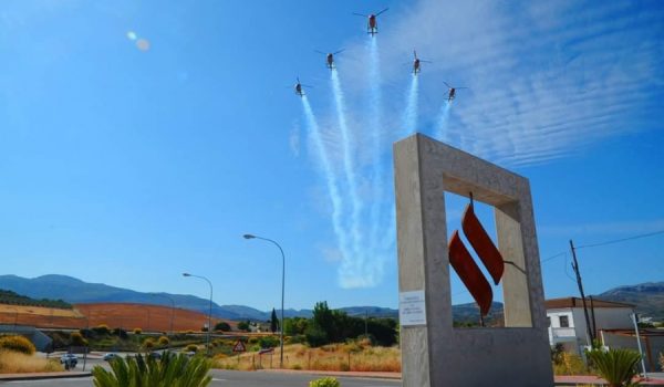 Imagen del monolito inaugurado a la entrada de Ronda coincidiendo con la exhibición de la patrulla acrobática de helicópteros ASPA.