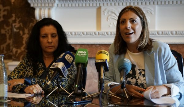 Josefa Valle y Mª Paz Fernández, en la firma del acuerdo entre Alianza Por Ronda y Partido Popular