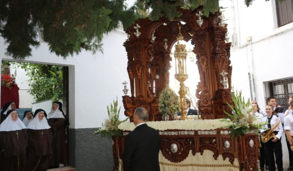 La imagen del Corpus Christi a su salida de la Iglesia de Santa María La Mayor ayer domingo.
