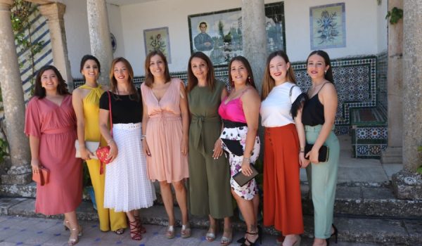 Las nuevas Damas Goyescas y su presidenta, posando junto a la alcaldesa y la delegada de Fiestas