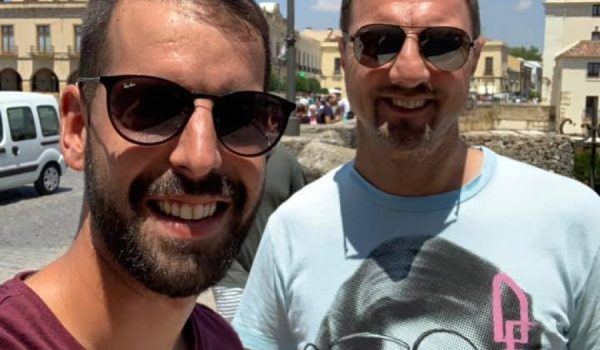 El internacional polaco, a la derecha, posando en el Puente Nuevo junto a un ciudadano rondeño