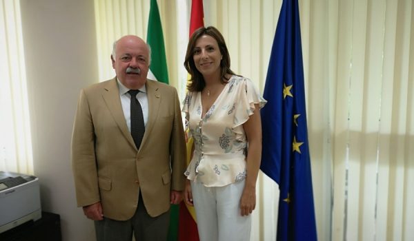 La alcaldesa, Mª Paz Fernández, junto al consejero de Salud, Jesús Aguirre