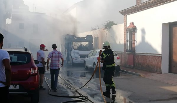 Un efectivo del Parque de Bomberos de Ronda, en la actuación del pasaje Córdoba