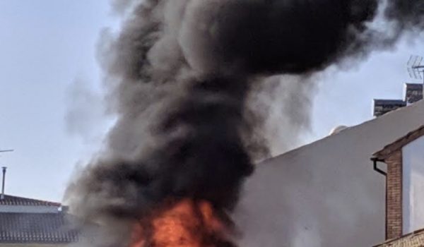 Imagen del incendio de una autocaravana en el pasaje Córdoba