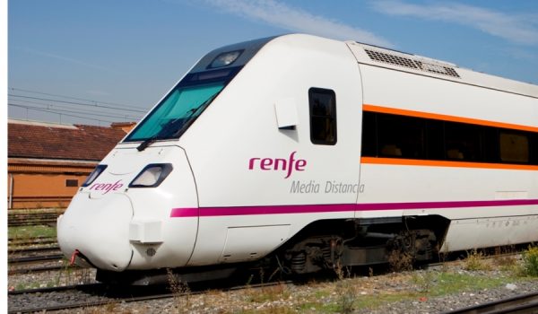 Renfe matiza que “no hay modelos de trenes asignados a ninguna provincia", pese a que las imágenes de la serie 598 se han asociado al trayecto que estos trenes realizan en Extremadura.
