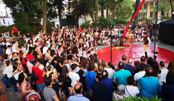 La Alameda del Tajo fue el escenario para uno de los espectáculos de la noche que generó gran expectación, "Contiguo" de la Compañía de Circo IO.