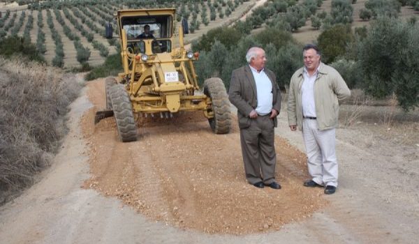 Manuel López, delegado de Caminos Rurales, y Francisco Ayala, alcalde pedáneo de Puerto Sauco, en el camino donde han empezado los trabajos.
