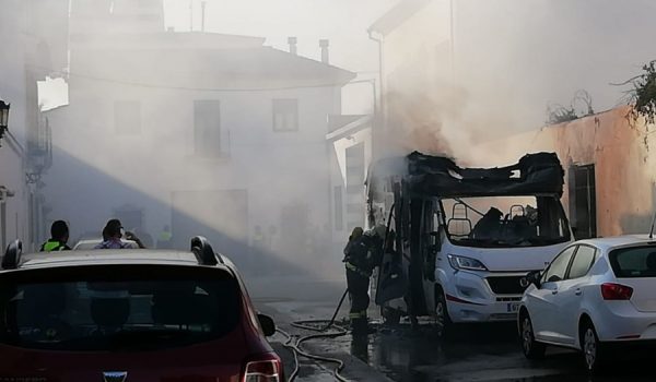 Imagen de la autocaravana que ardió en el pasaje Córdoba