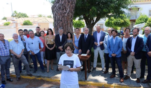 Arancha Montero, de la Plataforma "Andalucía Bay 2030, Un siglo sin tren", ha procedido a la lectura del manifiesto reivindicativo que han suscrito los alcaldes y representantes presentes en el acto.