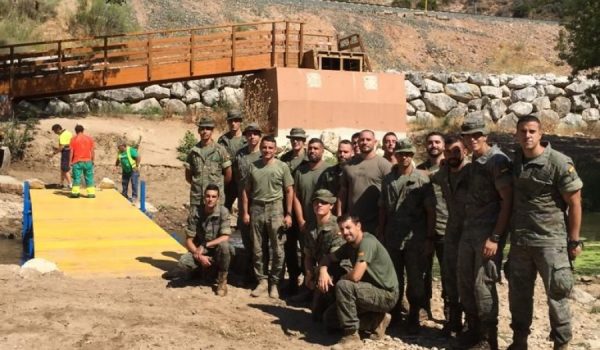 Legionarios de la Xª Bandera, esta mañana tras la colocación del puente