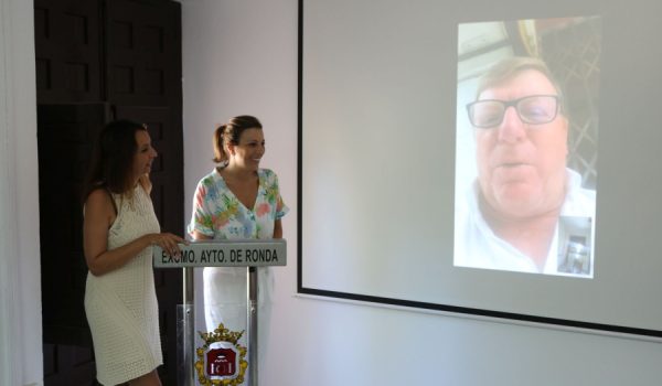 Imagen de la videoconferencia entre César Cadaval y las responsables municipales