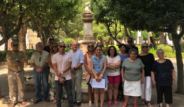 Un nutrido grupo de vecinos comparten sus reclamaciones con respecto a los problemas de convivencia que origina uno de los residentes de calle Tenorio.