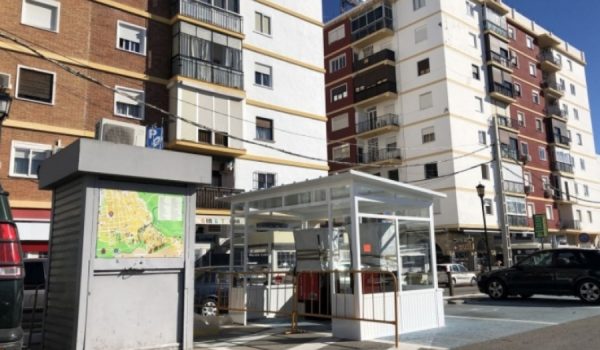 Los vehículos que accedan al aparcamiento deberán de retirar su ticket en la barrera y abonar el importe correspondiente al tiempo que su coche haya permanecido estacionado.