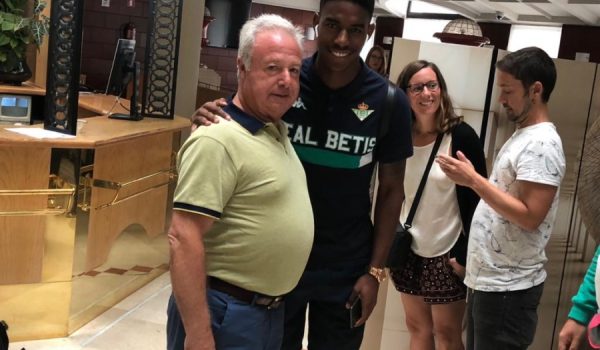 Manuel Guerrero y Junior Firpo, antes del partido que el Real Betis disputó la pasada campaña en Mendizorroza