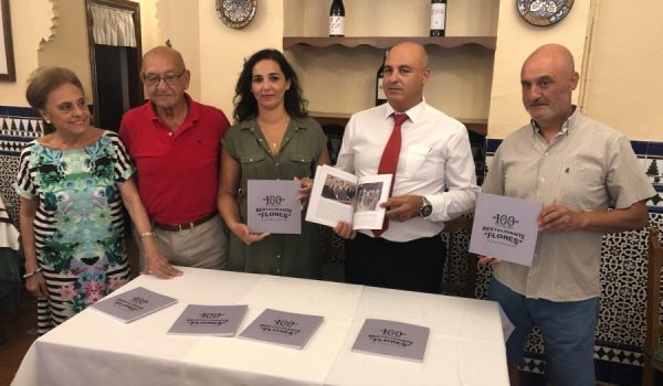 Los miembros de la familia Flores muestran el ejemplar que recoge las anécdotas del restaurante desde sus inicios hasta el día de hoy.