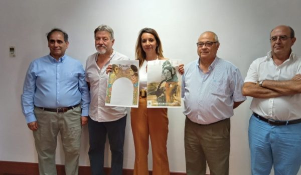 Los miembros del Consejo Asesor de Fiestas y la delegada del área muestran los trabajos ganadores.
