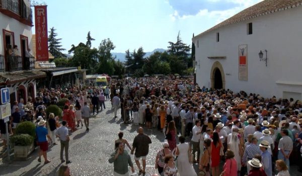 A pocas horas de la celebración de la Goyesca, la Plaza del Teniente Arce se mostraba poco concurrida en comparación a años anteriores coincidiendo con esta cita.