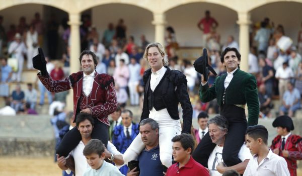 Imagen de los tres caballeros, que salieron a hombros de la plaza de toros de Ronda