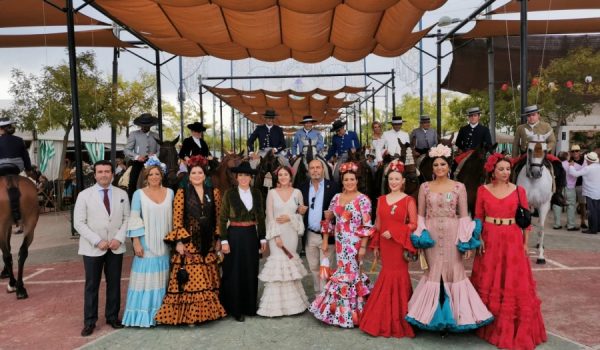 Las Damas Goyescas, un grupo de caballistas y autoridades municipales, en el Día del Caballo en el Real