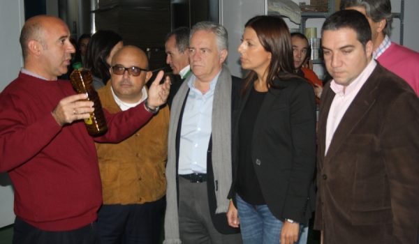 Los populares malagueños han desayunado hoy en la Almazara con aceite de Ronda.