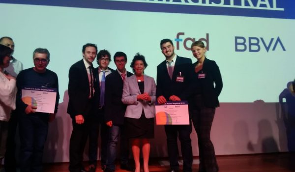 Íker y sus compañeros recogen el premio de manos de la ministra de Educación en funciones, Isabel Celáa