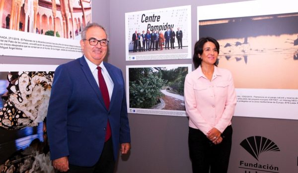 El delegado de la Agencia EFE en Málaga, Salvador Ruiz, y la responsable de artes plásticas y espacios museísticos de la Fundación Unicaja, Emilia Garrido, han sido los encargados de inaugurar la exposición.