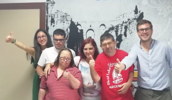 Miembros de Asprofácil junto con el dleegado de Educación y Cultura, Ángel Martínez, en la presentación de esta iniciativa.