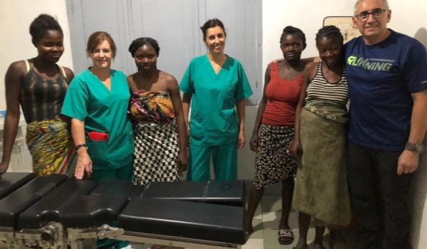 En la imagen la supervisora de Enfermería de Urgencias, Rocío Gamarro, y la enfermera Anna María Janot, en el Hospital de Boma.