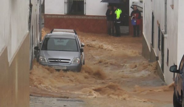 La mañana del 21 de octubre los vecinos fueron sorprendidos por las intensas riadas que atravesaban las calles.