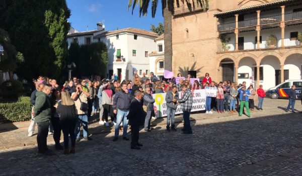 El pasado 24 de octubre más de un centenar de personas se congregaron en la Plaza Duquesa de Parcent para protestar por el cierre de ARDE.