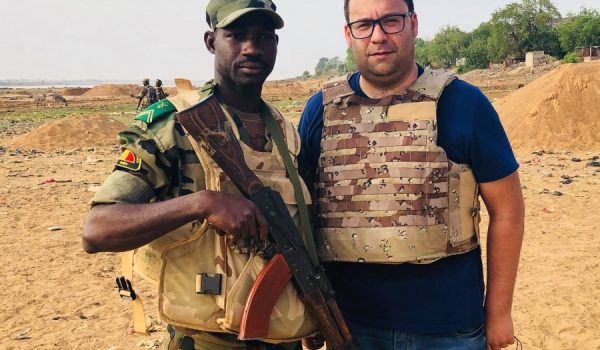 Manolo Guerrero, director de contenidos de Charry TV, junto al sargento de las Fuerzas Armadas Malienses (FAMa) Issa Coulibaly