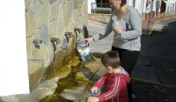 Algunos vecinos de Montejaque recogen el agua de la fuente del pueblo.