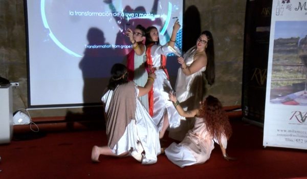 Los alumnos han preparado una representación de "teatro imagen" para dar a conocer la historia de Acinipo.